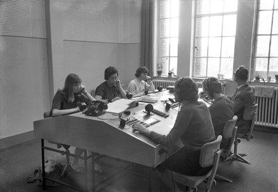 857720 Interieur van de nieuwe telefooncentrale van de N.S. in één van de hoofgebouwen te Utrecht.